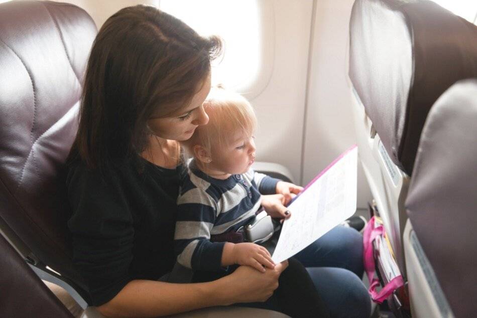 Как лететь с грудным ребенком в самолете: где лучше сидеть и как подготовиться к перелету