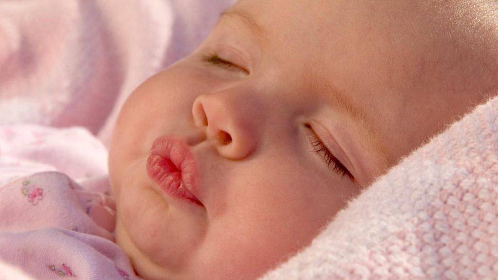 Почему у новорожденного ребенка в роддоме или дома становится холодным нос?