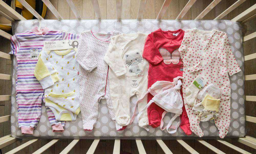 Какую одежду купить новорожденному на первое время, а какую не покупать?