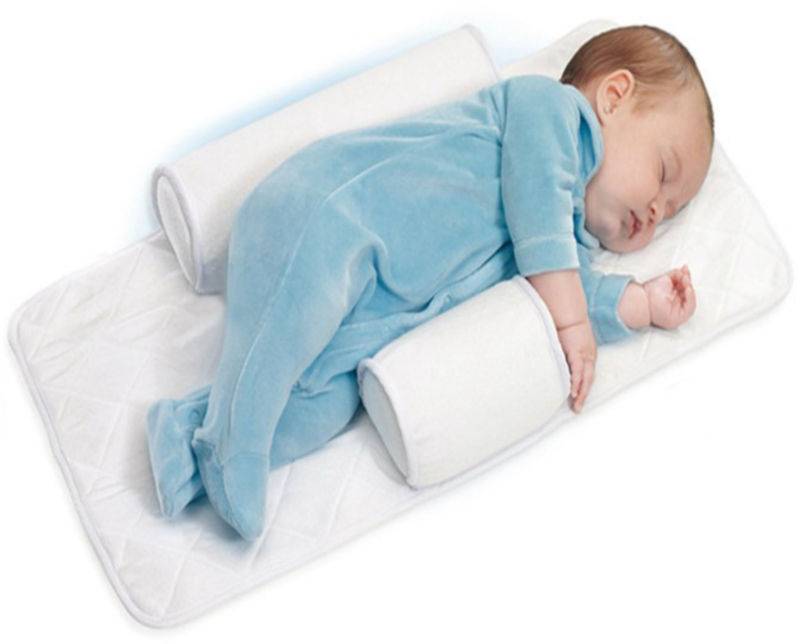 Новорожденному спать на боку или спине. Матрас позиционер для новорожденных. Валик позиционер для новорожденных. Подушка позиционер для новорожденных. Эколан подушка-позиционер для новорожденных бабочка.