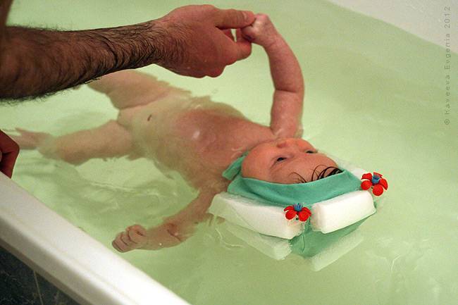 Занятия плаванием дома в ванной для грудничков