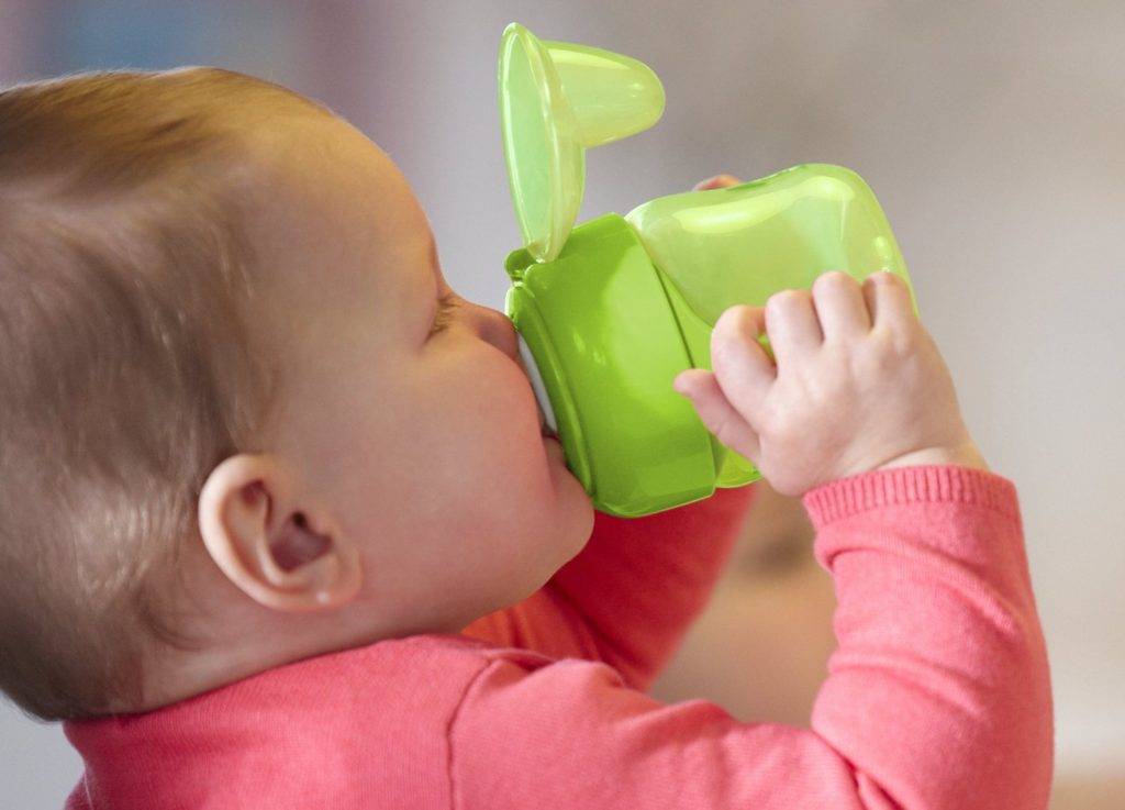 Как научить ребенка пить из кружки самостоятельно - методы и советы