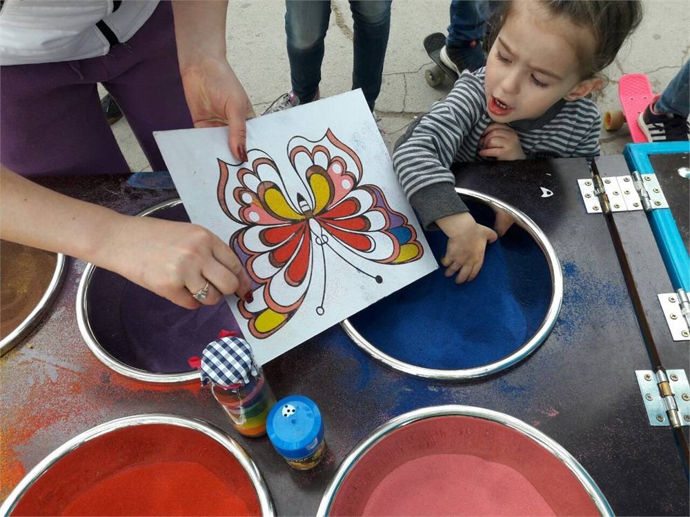 Рисование песком на световых столах (планшетах) для детей - польза, игры