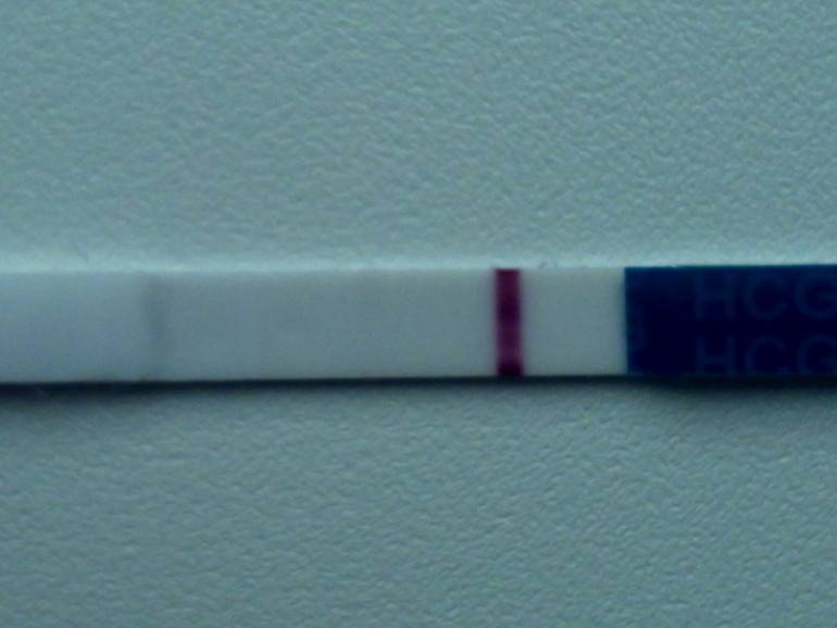 Бледные полоски на тесте форум. Бледная 2 полоска на тесте на беременность до задержки. Тест с бледной второй полоской. Слабая вторая полоска на тесте. Тест на беременность слабая вторая полоска.
