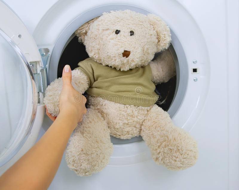 Как стирать мягкие игрушки: при какой температуре, вручную и в стиральной машине