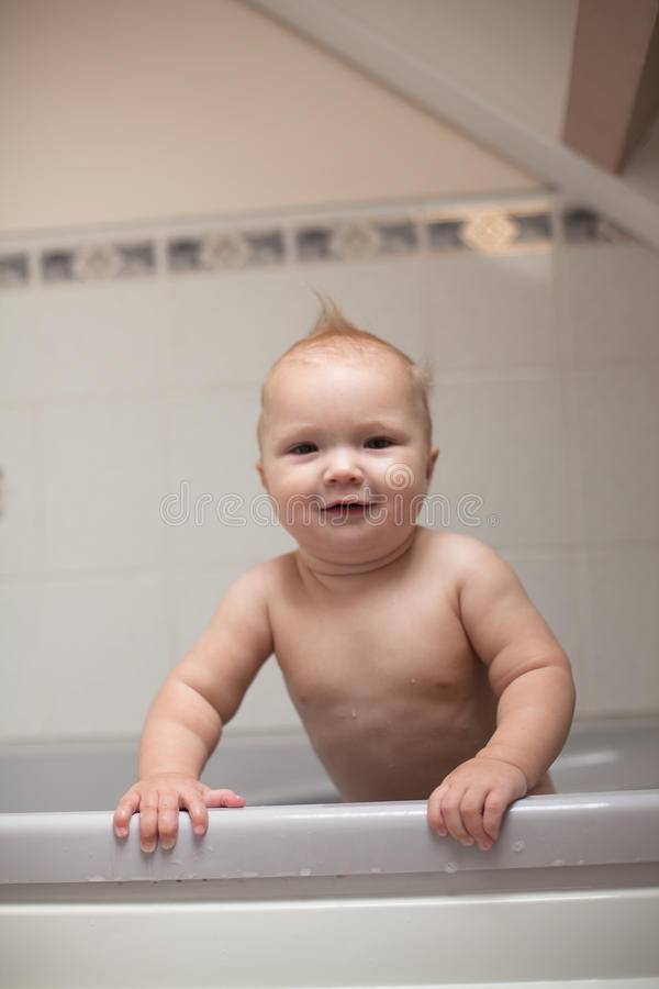 Ребенок 2-3 лет боится купаться в ванной - причины и что делать?