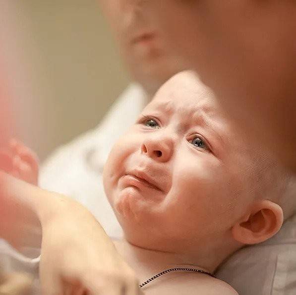 У ребенка трясется подбородок при плаче или кормлении, почему у малышей наблюдается тремор подбородка