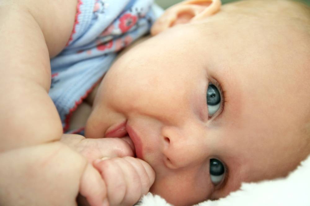 Отучаем ребёнка сосать палец перед сном: советы и рекомендации