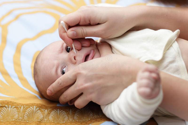Как и чем почистить нос новорожденному: рекомендации и видео-советы по уходу за носиком грудничка. как почистить носик новорожденному: пошаговая инструкция