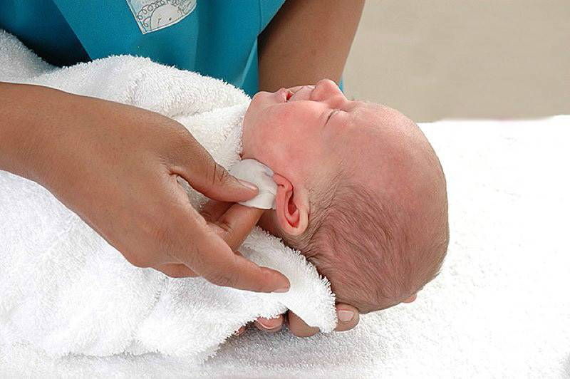 Как почистить носик новорожденному от козявок и соплей (советы комаровского)