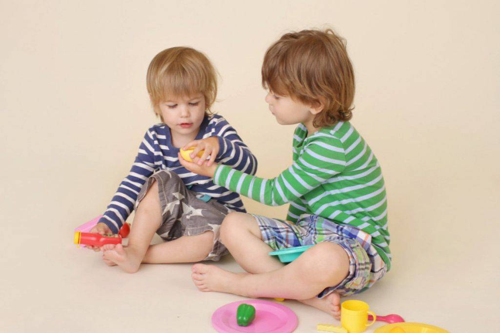 Ребенок не делится игрушками: это хорошо или плохо