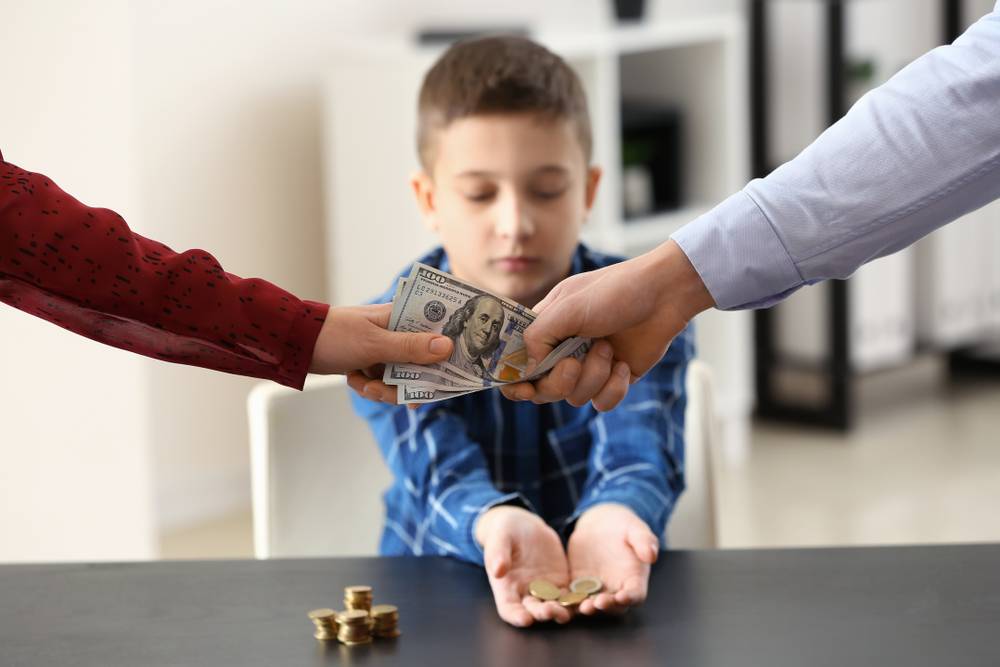 Дети и карманные деньги: как научить ребенка правильно относиться к деньгам
