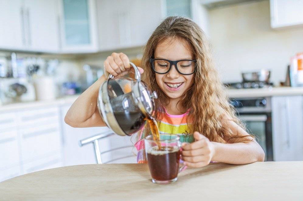 С какого возраста можно давать ребенку кофе и можно ли его вообще пить детям? вред и польза кофе. кофе детям: за и против