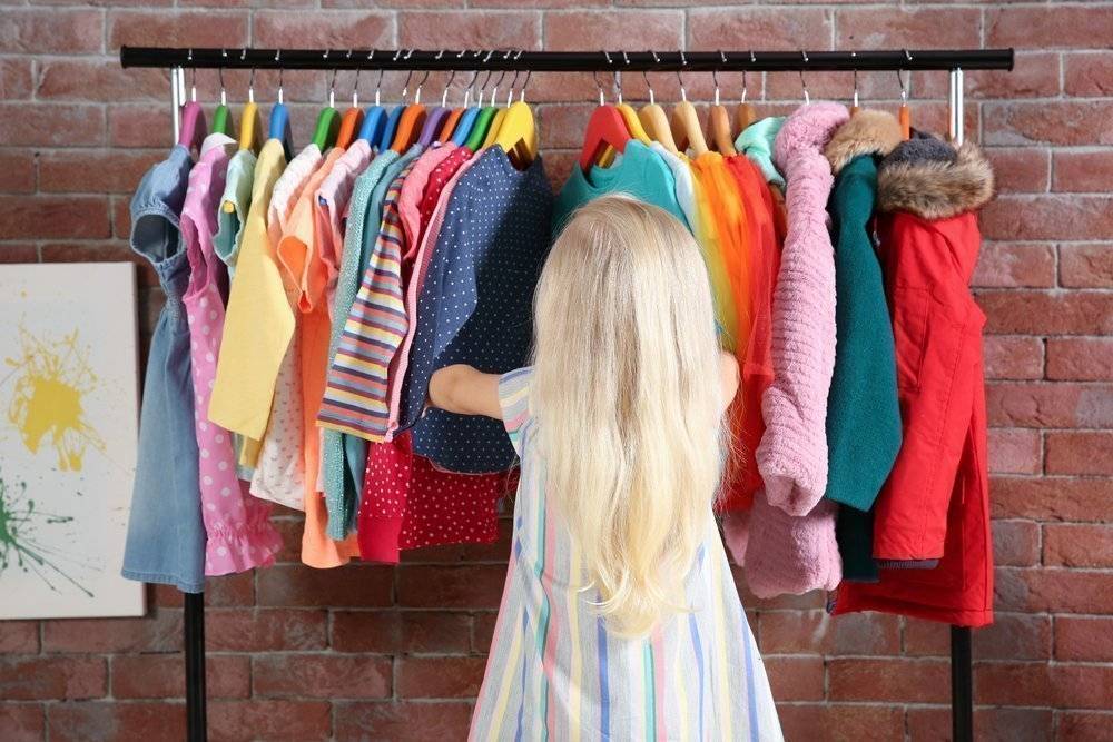 Приучаю к принятию решений и ответственности: мудрая мама рассказала, почему позволяет дочурке самой выбирать одежду