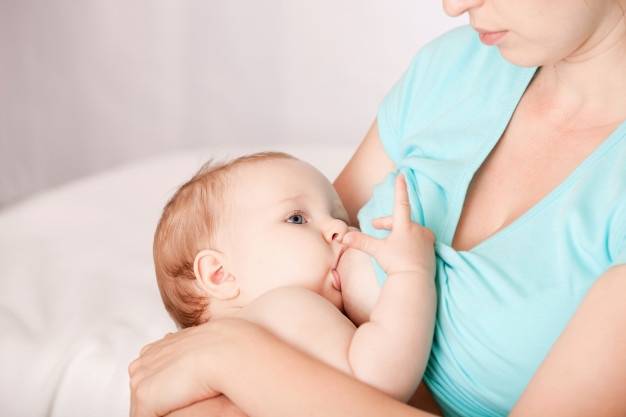 Как кормить грудью двойню: какие позы есть, чтобы одновременно дети получали молоко, а также как наладить гв?