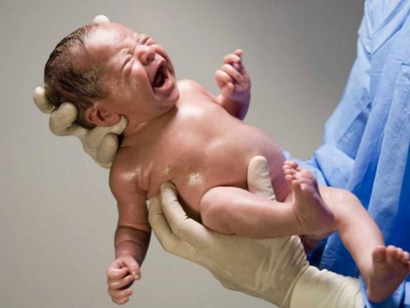 Как быстро успокоить новорожденного ребенка при плаче и истерике