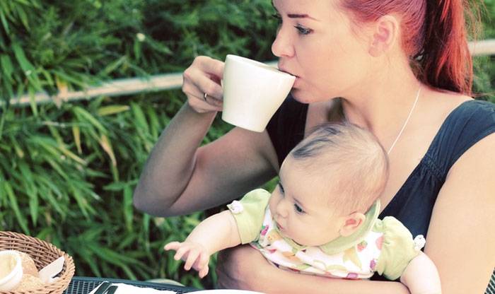 Можно ли кофе при грудном вскармливании: кормящим мама в первые месяцы, с молоком, без кофеина, не будет ли вреда новорожденному?