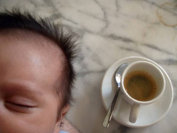 Можно ли кормящей маме кофе с молоком