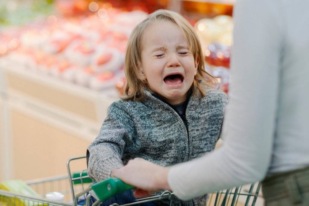 Что делать, если ребенок устроил истерику в магазине: как это предотвратить