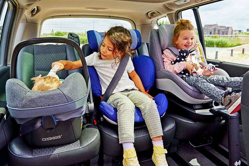 Перевозка ребенка на переднем сиденье автомобиля – можно или нет? – газета "право"