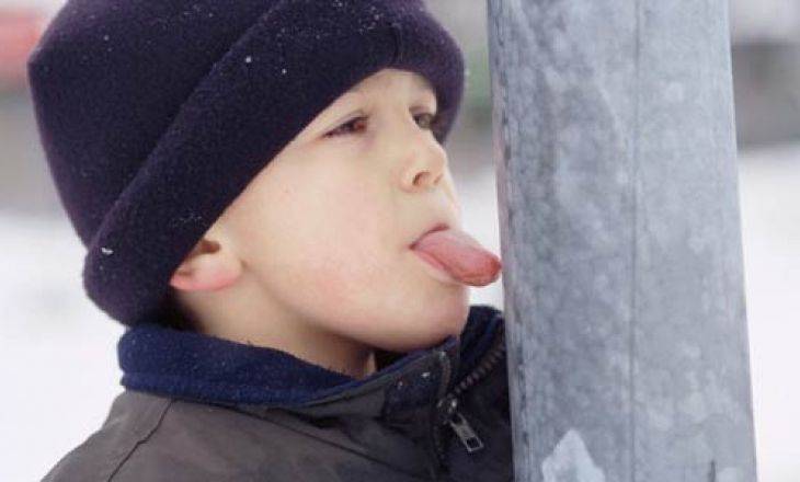 Язык примерз на морозе к железу – что делать, как помочь ребенку