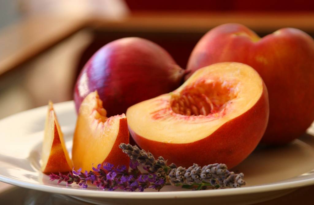 Персики при грудном вскармливании и беременности: можно ли есть фрукты в первый и второй месяц гв и на ранних сроках беременности?