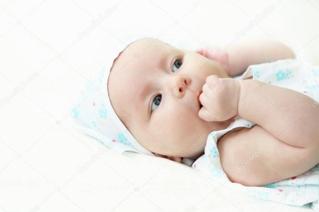 Почему грудничок теребит ушки. грудной ребенок часто трогает ухо руками. причины интереса ребенку к уху