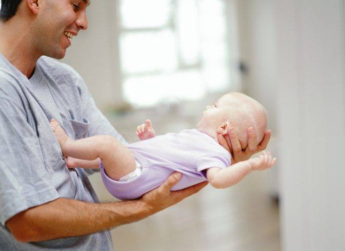 Как правильно держать новорожденного ребенка