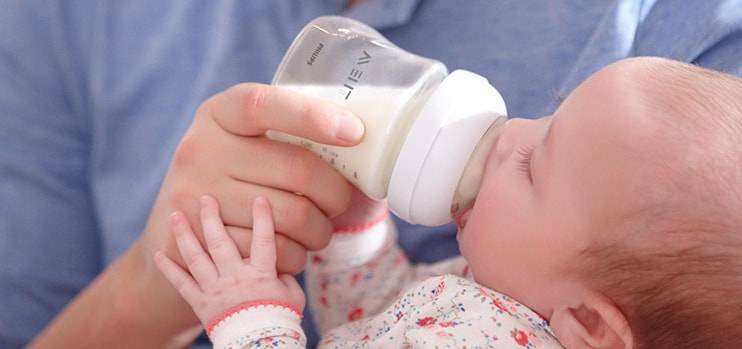 Можно ли кормить спящего младенца из бутылочки: обзор самых удобных поз для кормления ребенка и советы родителям