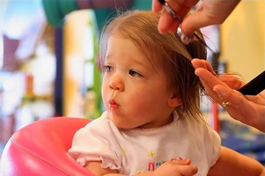 Первая стрижка ребенка: как провести и что потом делать с волосами?