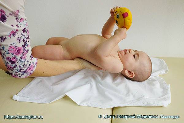Пупочная грыжа у новорожденных (Комаровский): массаж, видео
