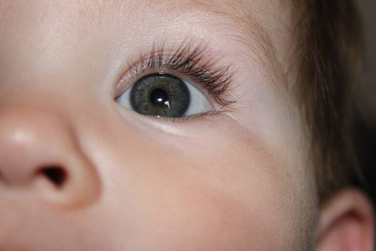 Когда меняется цвет глаз у новорожденного ребенка, почему и как это происходит