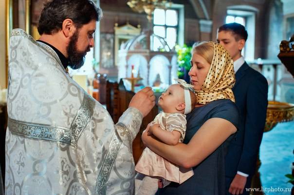 Как традиционно проходит крещение ребенка-девочки