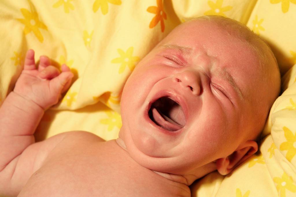 У новорожденного трясется подбородок, нижняя губа: тремор у месячного ребенка