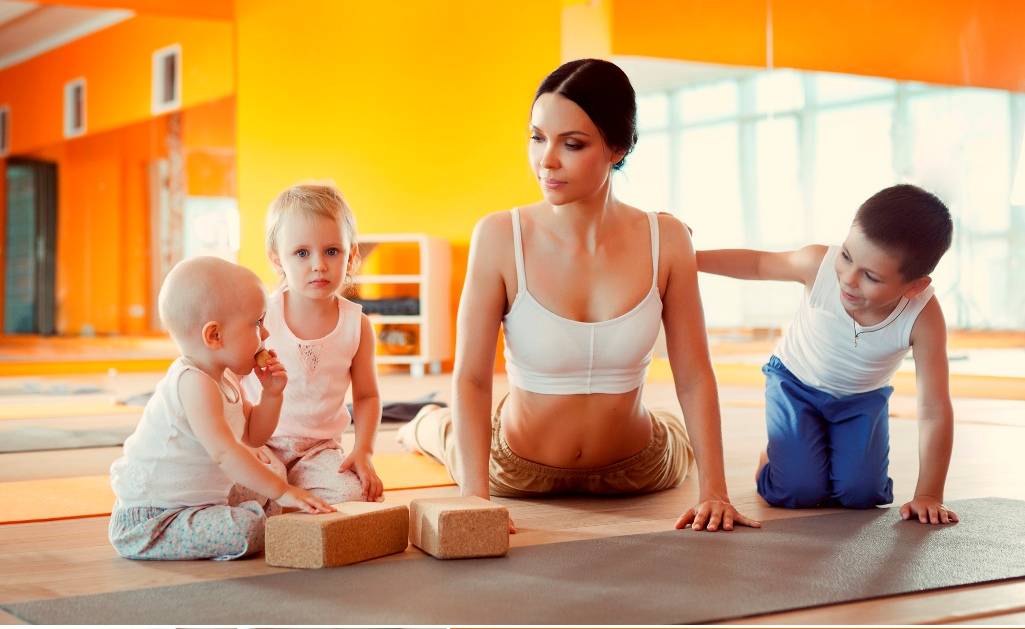 Упражнения для молодой мамы с ребенком на руках
