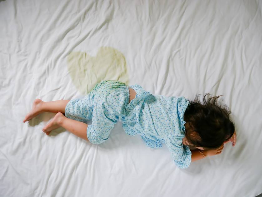 Узнаем как отучить ребенка писать в кровать ночью в 2, 3, 4 года, в 5, 6 лет народными методами?