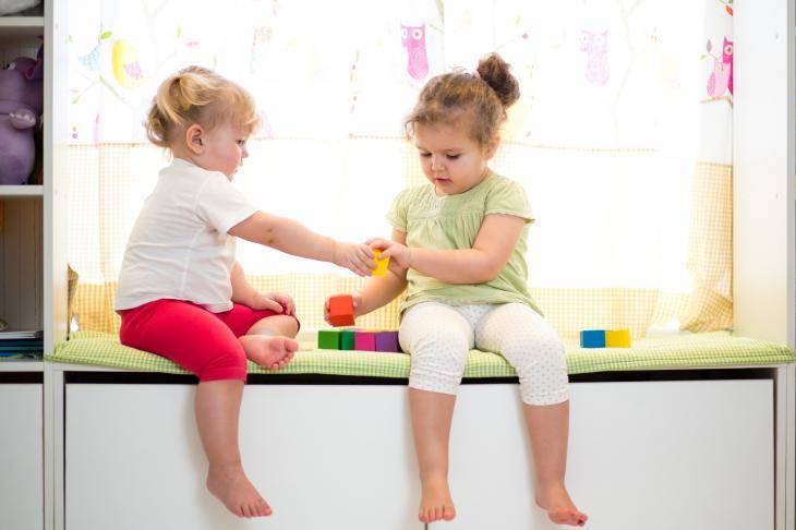 Что делать, если ребенок не делится игрушками?