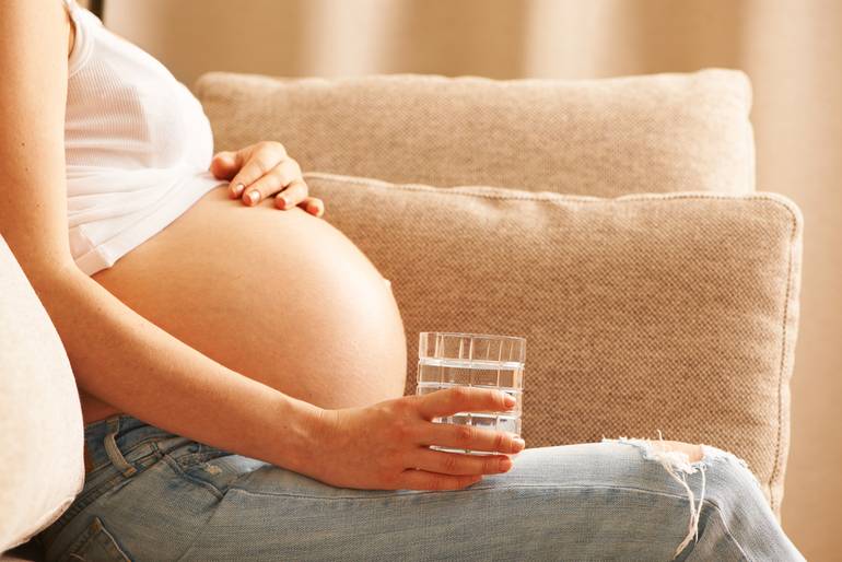 Постоянно хочется пить при беременности на ранних и поздних сроках: почему появляется сильная жажда?