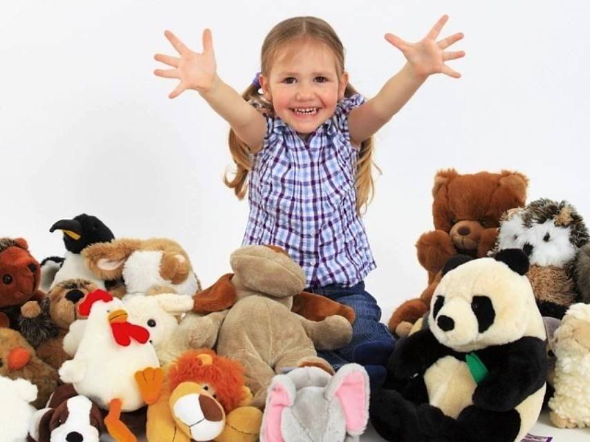 Почему ребенок не играет в куклы и как выбирать неопасные игрушки