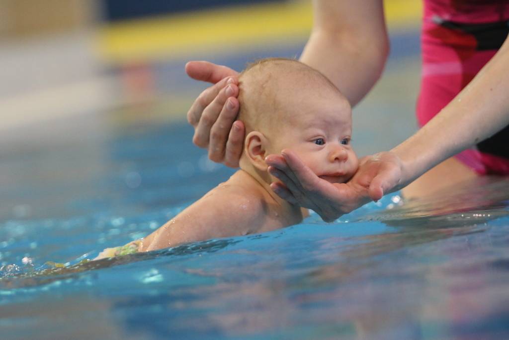 Плавание в бассейне для грудничков |когда лучше начинать занятия?