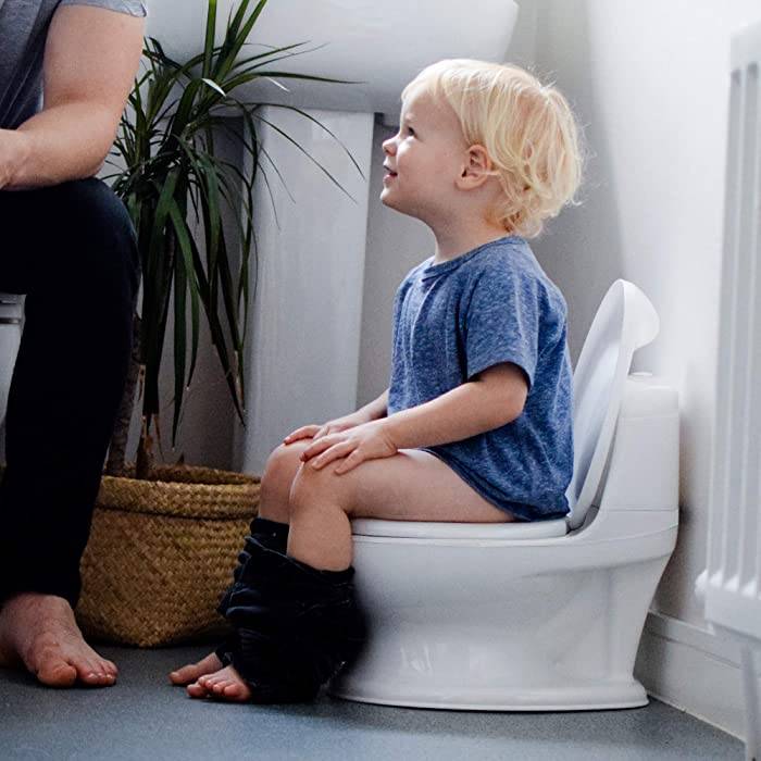 Как приучить ребенка к горшку, если он категорически не хочет на него сесть?