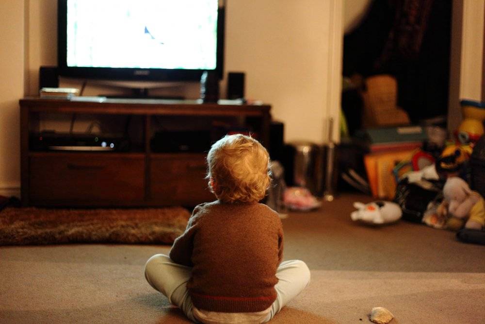 Можно ли показывать телевизор трехмесячному малышу. можно ли детям смотреть телевизор