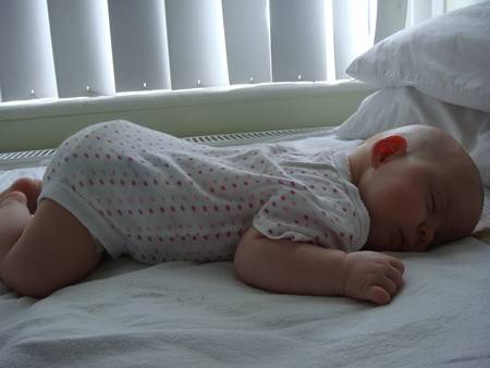 Новорожденный спит на животе: можно ли