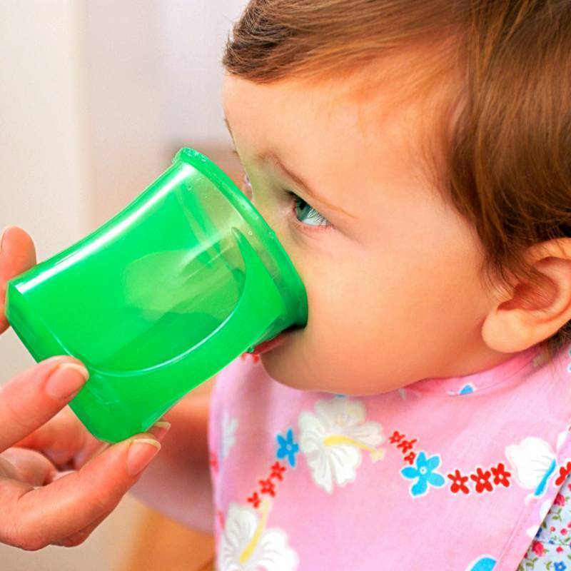 Как научить ребенка пить с чашки? 3 полезных совета