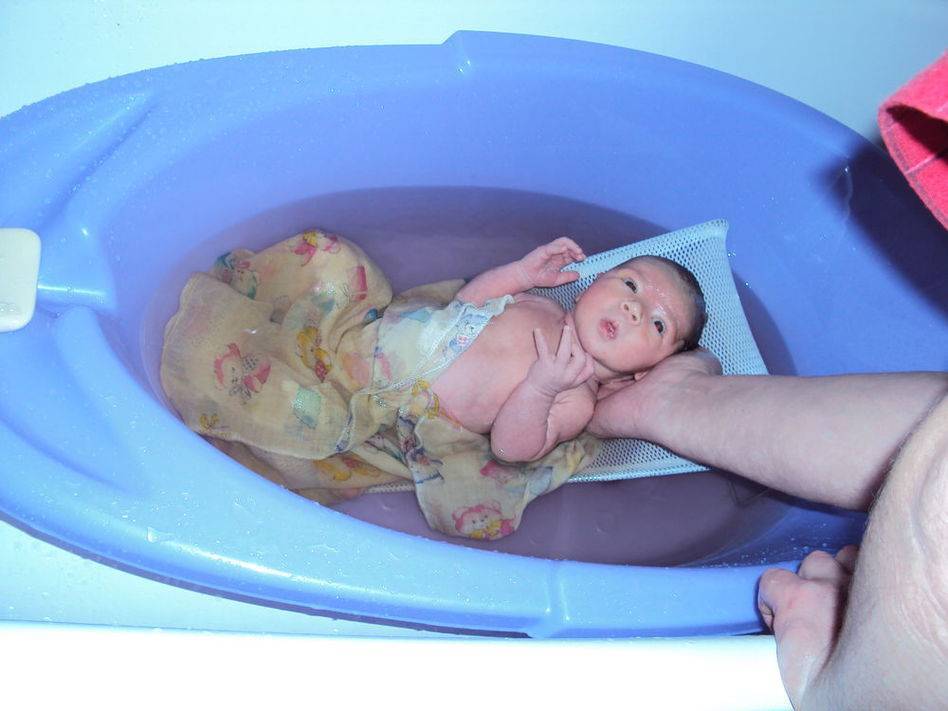 Как купать новорожденного ребенка в ванночке первый раз дома: что понадобится для процедуры и о чем нужно знать родителям, перед мытьем малыша?