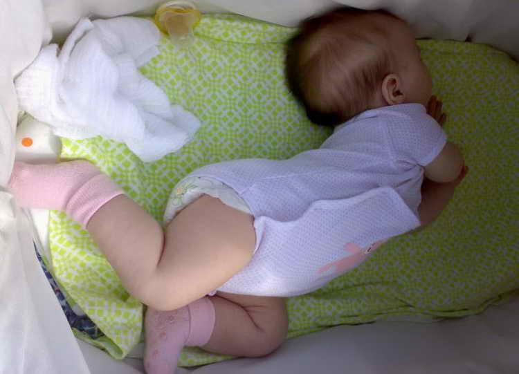 Ребенок в 5 месяцев выгибает спину и запрокидывает голову | yurys.ru