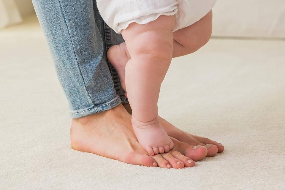 Почему ребенок начинает ходить на носочках
