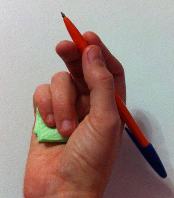Как правильно держать ручку: 8 способов научить ребенка, подготовка руки к письму