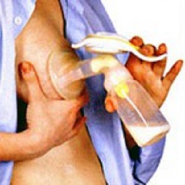 Как правильно сцеживать грудное молоко руками: после родов и при застое, видео и отзывы