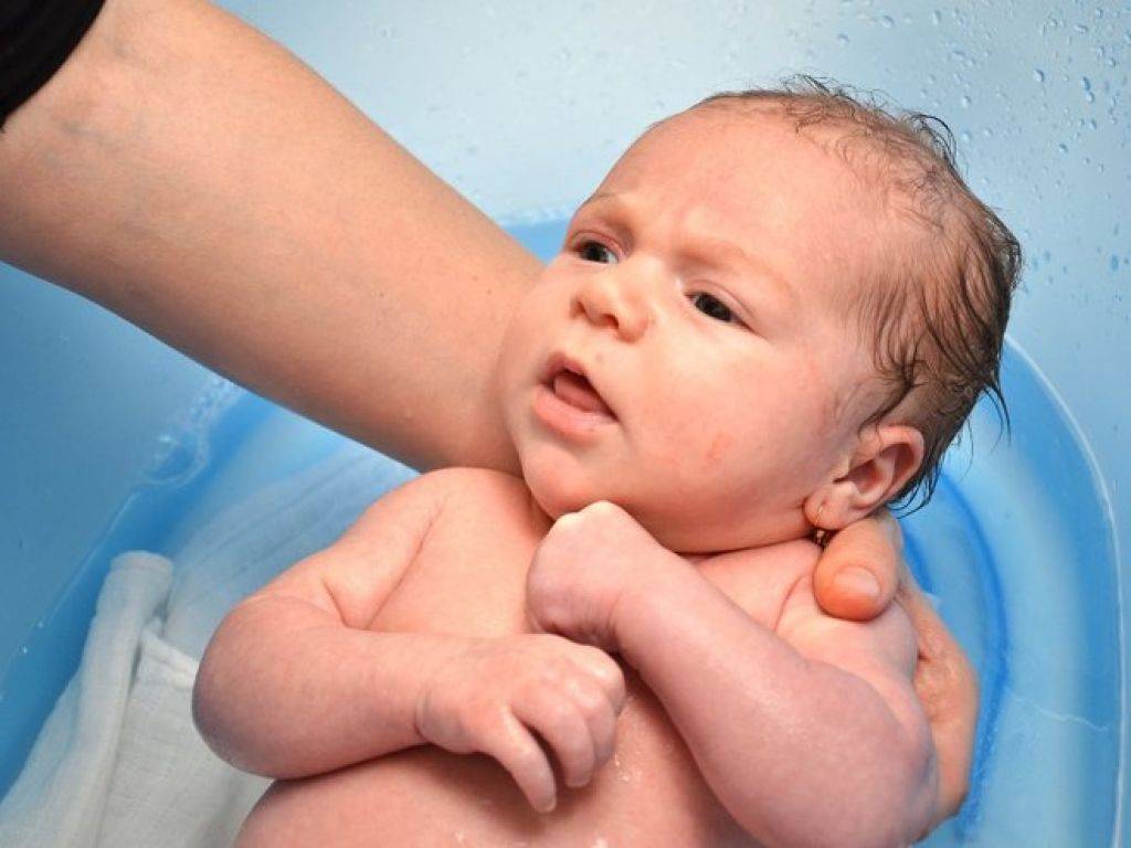 Золотые правила купания ребенка в 2 месяца: продолжительность и периодичность, температура и ухаживающие средства